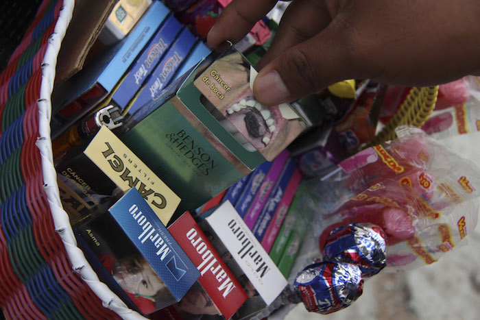 Las tabacaleras buscan reemplazar a los fumadores que mueren, atrayendo a niños y adolescentes, alerta exporto de la UNAM. Foto: Cuartoscuro