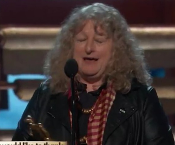 "Denisse de kalafe en los #Oscars recogiendo su premio por la canción más reproducida en 10 de mayo por siempre amen". Foto: Twitter vía @chinooorom