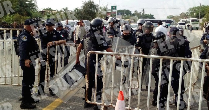 los policías y agentes del Estado Mayor Presidencial cerraron con vallas el entronque de la vialidad con la carretera que va a la comunidad de La Concepción de los Bienes Comunales de Cacahuatepec. Foto: Carlos Alberto Carbajal, El Sur.
