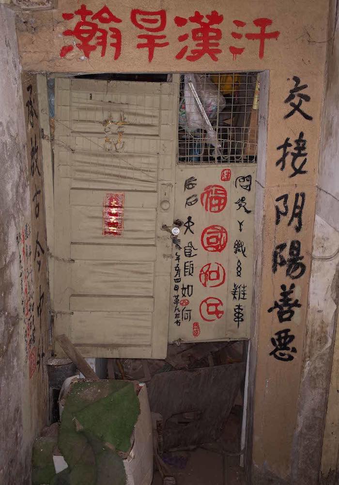 puerta decorada como entrada a un fumadero de opio. Foto: Erin Lee Holland