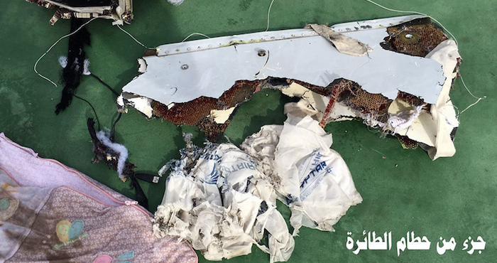 Fuerzas Armadas egipcias muestra parte de los restos del vuelo 804 de EgyptAir. Foto. AP