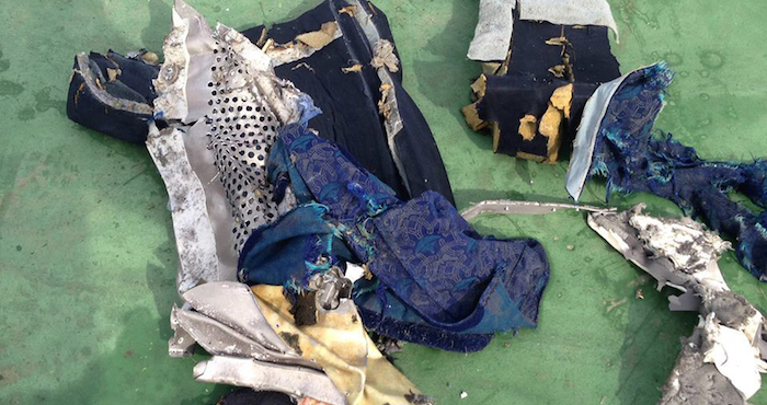 Fuerzas Armadas egipcias muestra parte de los restos del vuelo 804 de EgyptAir. Foto: AP