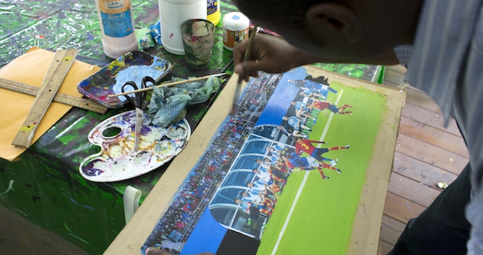 El estudiante de arte Caidor Derby prepara una obra durante una clase de Mixed Media con Tessa Mars en el recuperado Centre d’Art (Centro de Arte) en Puerto Príncipe, Haití. Foto: AP