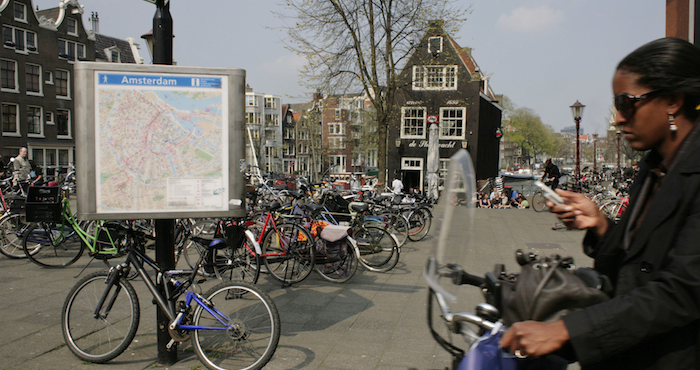 "Una prohibición es una señal clara" para los jóvenes que son los principales culpables. El gobierno holandés dijo en 2014 que los smartphones "tuvieron que ver" en uno de cada cinco accidentes de ciclistas jóvenes. Foto: AP
