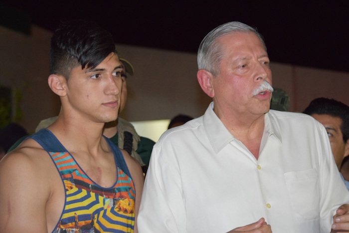 El delantero mexicano Alan Pulido (izquierda) comparece ante la prensa junto al Gobernador de Tamaulipas, Egidio Torre Cantú. Foto: AP