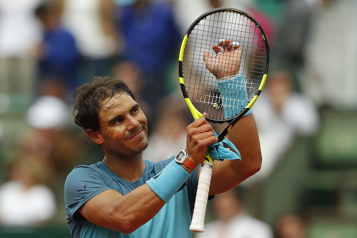 El español Rafael Nadal celebra con los aficionados después de ganar su duelo de segunda ronda del Abierto de Francia sobre el argentino Facundo Bagnis en el estadio Roland Garros de París. Foto: AP.
