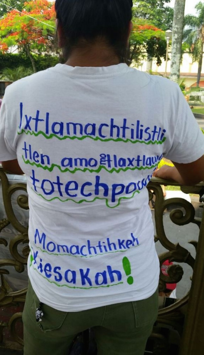 El pasado viernes, durante la megamarcha en Defensa de la UV, un puño de personas también habló por los estudiantes indígenas de la UVI. Foto: Víctor Abasolo, Blog Expediente