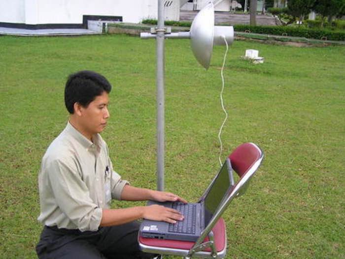 En la imagen, Pak Gunadi, usando una Wokbolic. Foto: Telkomspeedy.