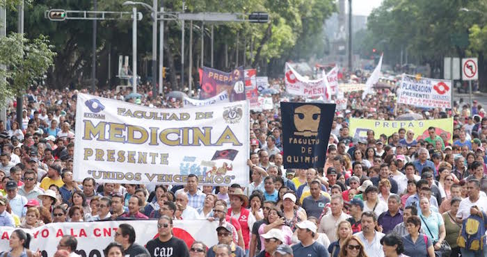 En la imagen, integrantes del STUNAM que participaron en la marcha como apoyo a los maestros disidentes. Foto: Luis Cañedo, SinEmbargo.