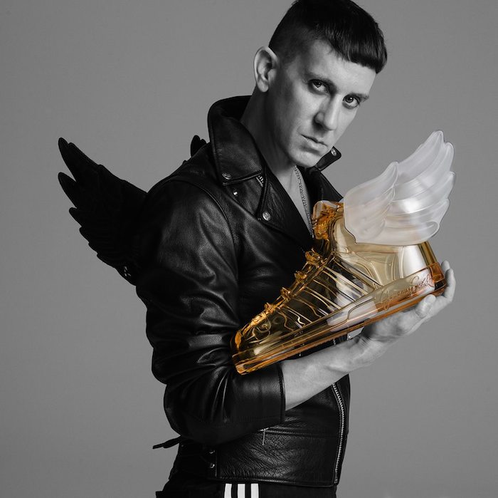 Aquí el diseñador con sus famosas creaciones para Adidas. Foto: Facebook (Jeremy SCOTT)