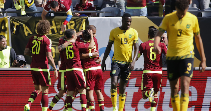 El jugador de Venezuela Josef Martínez (c) celebra con sus compañeros la anotación de un gol ante Jamaica, este 5 de junio de 2016, durante un partido del grupo C entre Jamaica y Venezuela que se disputa en el Soldier Field en Chicago, Illinois. Foto: EFE