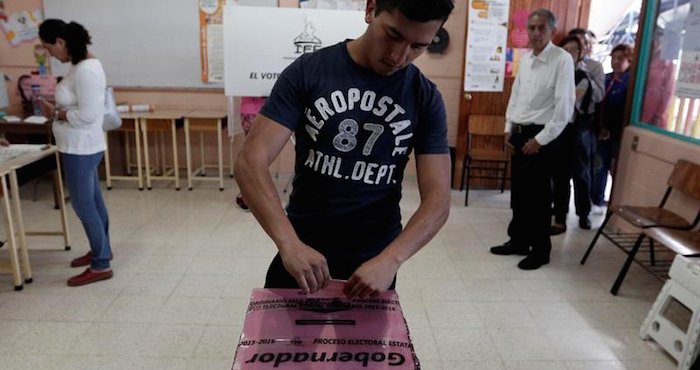 Dicha fiscalía al depender de la Procuraduría General de la República (PGR) tiene reportados 323 números de atención y 53 carpetas de investigación las cuales fueron iniciadas con los lineamientos del Nuevo Sistema de Justicia Penal mismas que ya operan en 12 de las 14 entidades donde hubo elección. Foto: EFE