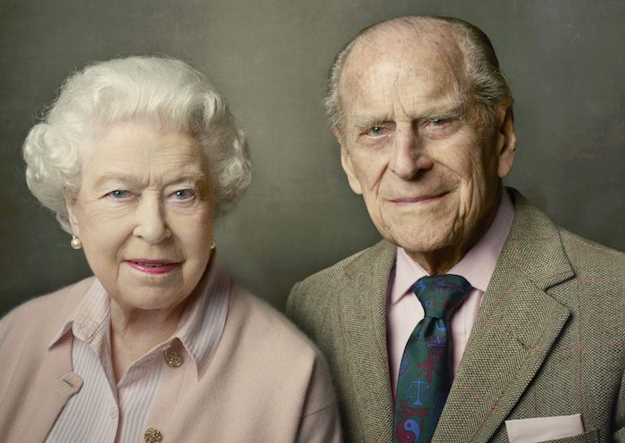 Retrato realizado por la fotógrafa estadounidense Annie Leibovitz, hoy, 10 de junio de 2016, que muestra a la Reina de Inglaterra, Isabel II, con su marido el Duque de Edimburgo en el castillo Windsor, Gran Bretaña, con motivo del 90 aniversario de la Reina de Inglaterra. Foto: EFE