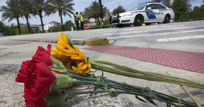 epa05359339 A bouquet of flowers is seen in front of the Orlando Health Center where some of the victims of the shooting at Pulse nightclub, are being cured in Orlando, Florida, USA, 12 June 2016. At least 50 people were killed and many others injured in a shooting attack at an LGBT club in the early hours of 12 June, according to media reports. The shooter was killed in the police operation that followed. EPA/CRISTOBAL HERRERA