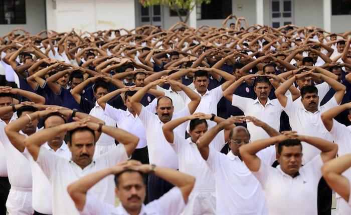 Una multitud participa en una clase multitudinaria de yoga durante la celebración del Día Internacional del Yoga en Bhopal (India). Foto: EFE