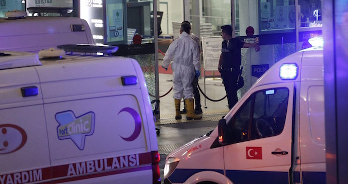 Paramédicos llegan al área donde un atentado perpetrado hoy en el mayor aeropuerto de Estambul. Foto: EFE