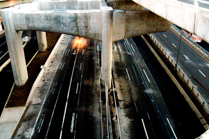 En el microbús me convertí en una verdadera luchadora urbana. Aprendí a ser una gladiadora chilanga porque, efectivamente, ese “súbale, lleva lugares” era una sádica broma que le gustaba pregonar al conductor pues en el vehículo nunca cabía un alma pero hallábamos la manera de ensardinarnos o colgarnos de un brazo y dejar el culo y el bolso, mochila o portafolios al aire. Foto: Alberto Alcocer/ @beco/ b3co.com