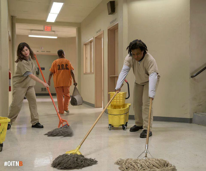 Ya no se podrá guardar la basura debajo de la alfombra en Litchfield. Foto: Facebook OITNB