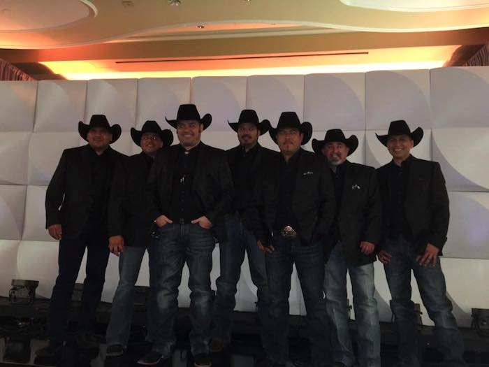 El grupo Intocable a su llegada al evento. Foto: Facebook Grupo Intocable