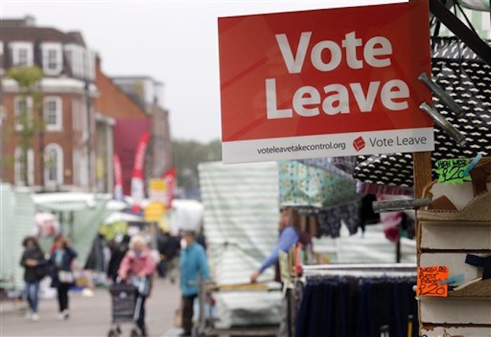 Un cartel con las palabras "Vote por marcharse", colocado en un puesto de mercado en el mercado callejero de la calle Romford, en Havering, Londres, el miÈrcoles 1 de junio de 2016. El barrio de Havering, bastiÛn de los East Enders de clase obrera, liderÛ un sondeo nacional como el lugar m·s opuesto a la UniÛn Europea en Gran BretaÒa. (AP Foto/Frank Augstein)