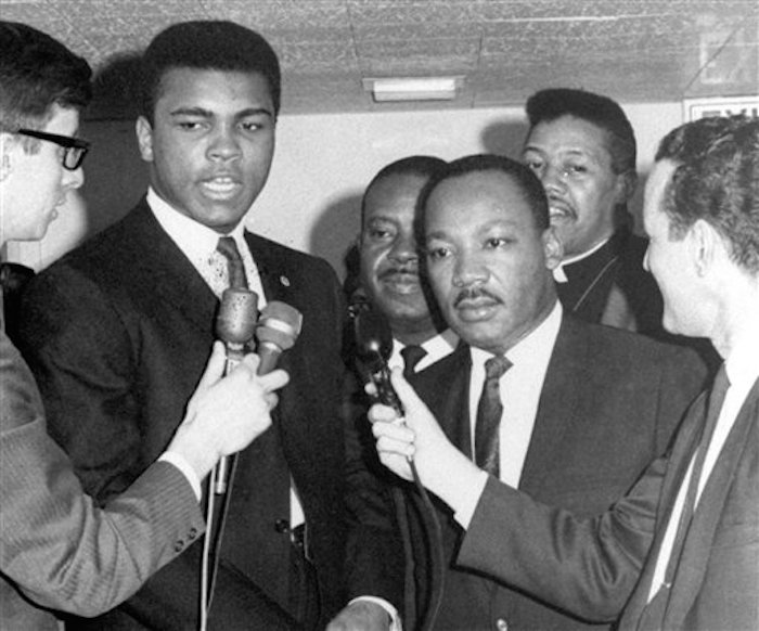 En esta foto de archivo del 29 de marzo de 1967, el campeÛn mundial del peso completo, Muhammad Ali, izquierda, aparece junto a Martin Luther King en una rueda de prensa. Ali falleciÛ el viernes, 3 de junio de 2016, a los 74 aÒos. (AP Photo/File)