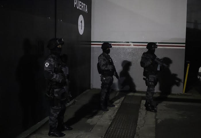 Personal de la AIC y de la Marina participan en el dispositivo de seguridad para el traslado de el Güero Palma. Foto: Francisco Cañedo, SinEmbargo