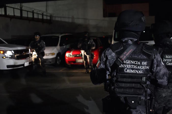 Elementos de la AIC resguardan el AICM. Foto: Francisco Cañedo, SinEmbargo