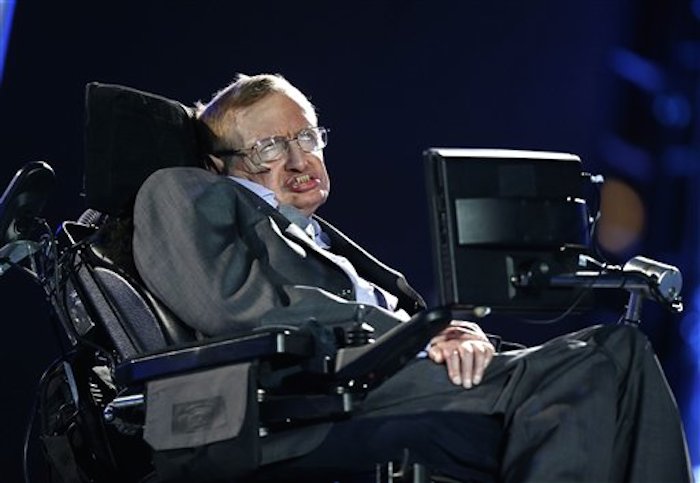 ARCHIVO - En esta fotografÌa de archivo fechada el miÈrcoles 29 de agosto de 2012, el fÌsico brit·nico Stephen Hawking habla durante la ceremonia inaugural de los Juegos ParlÌmipicos de 2012 en Londres. Hawking fue entrevistado en la televisiÛn brit·nica el lunes 30 de mayo de 2016, y dijo que Gran BretaÒa deberÌa permanecer dentro de la UniÛn Europea debido al apoyo que recibe para investigaciÛn. MencionÛ tambiÈn que Èl no puede explicarse la popularidad del virtual candidato republicano a la presidencia de Estados Unidos, Donald Trump, del que dijo "parece apelar al denominador com˙n m·s bajo". (AP foto/Matt Dunham, archivo)