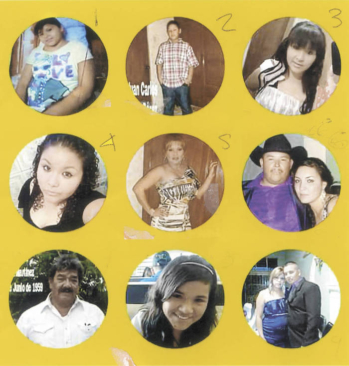 Estas son las fotografías de los hijos, nueras y nietos de Dora Alicia, quien las lleva consigo a todos lados con la esperanza de un día volverlos a ver. Foto: Marco Medina, Vanguardia