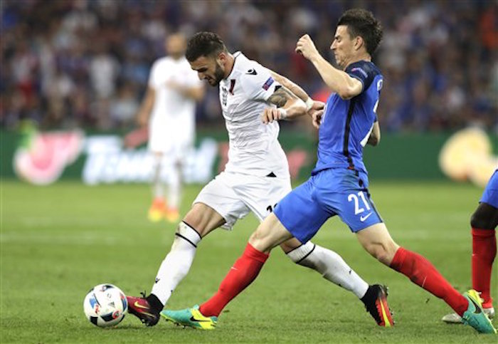 El albanés Armando Sadiku (izquierda) y el francés Laurent Koscielny durante el partido por el Grupo A de la Eurocopa en Marsella, Francia. Foto: AP