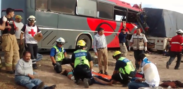 Los lesionados identificados por Protección Civil fueron llevados a los hospitales del IMSS 66 y 35, aunque otras instancias reportaron que algunos otros fueron trasladados también al hospital 6, ubicado en la zona del Pronaf. Foto: Especial