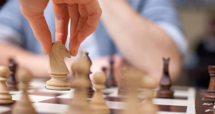 El ajedrez hace que trabajes los dos hemisferios cerebrales, potencies tu memoria y tu concentración, o aumentes tu agilidad para la resolución de problemas. Foto: Shutterstock.