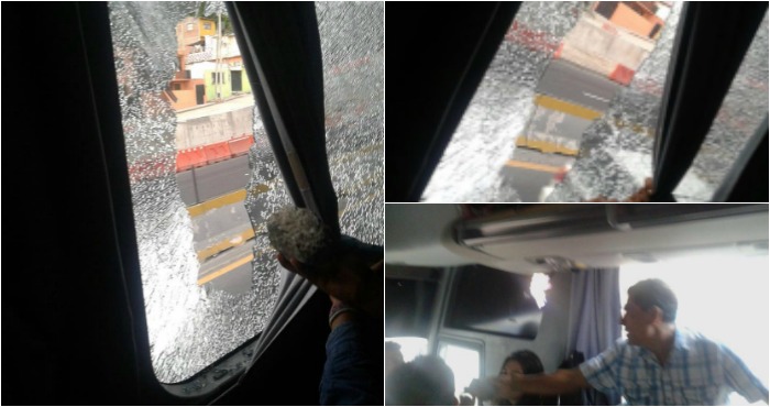En su cuenta oficial de Facebook, padres de los normalistas desaparecidos compartieron fotos de la ventana rota del autobús y de la piedra con que la rompieron. Foto: EuroCaravana 43 Ayotzinapa