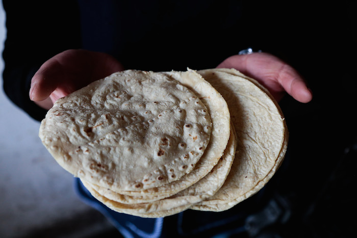 La principal diferencia entre estos tipos de tortillas es que el consumidor no sabe el origen de la harina. Foto: Cuartoscuro