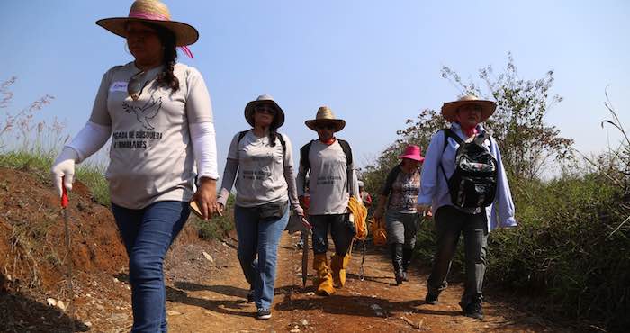 En la imagen, madres y padres que integran la Brigada Nacional de Búsqueda de Desaparecidos Enlaces realizan labores de campo para tratar de encontrar los restos o pista de personas desaparecidas. Foto: Cuartoscuro.