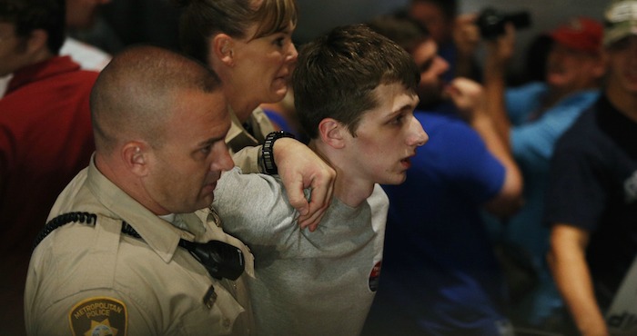 Michael Steven Sandford se acercó a un policía de Las Vegas para decirle que quería el autógrafo de Trump, pero entonces trató de arrebatarle la pistola. Foto: AP.