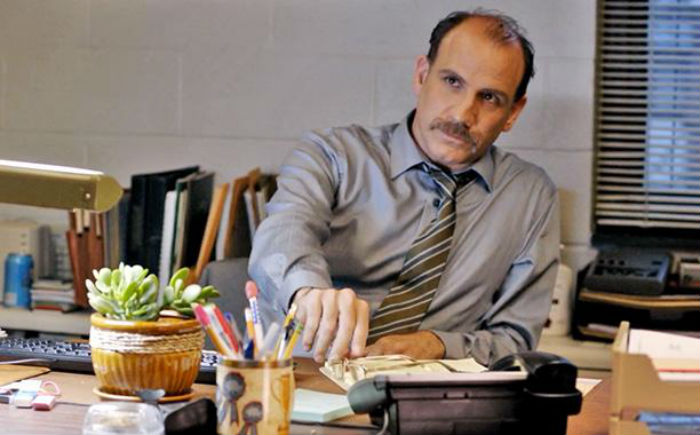 Nadie le hace mucho caso a Joe Caputo. Genial Nick Sandow, en el papel de su vida. Foto: Netflix