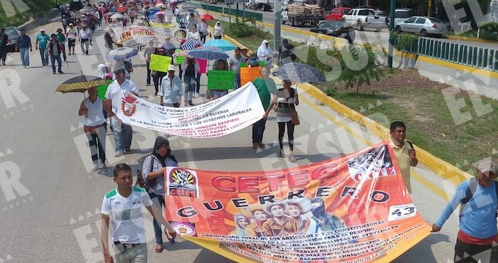 En Chilpancingo, marchan maestros contra la reforma educativa. Foto: El Sur