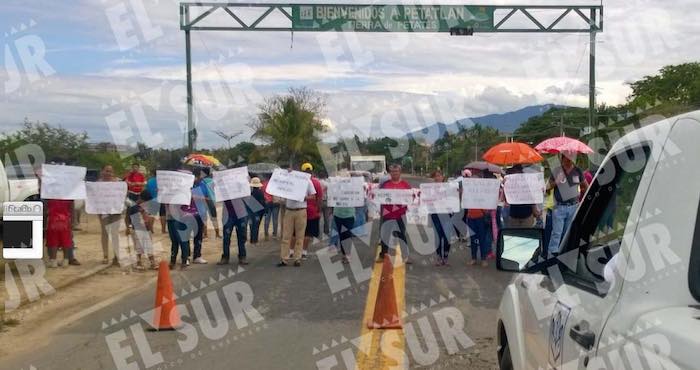 Maestros disidentes bloquean de forma intermitente la carretera Acapulco -Zihuatanejo. Foto: El Sur.