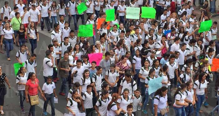 Los maestros llevaron a sus alumnos a marchar por las calles de Apatzingán, con la promesa de puntos extras en las materias que más problemas arrastran. Foto: Archivo Provincia.