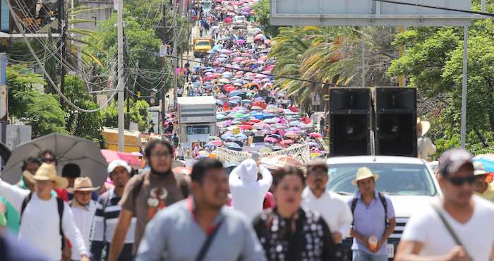 Miles de profesores de la sección 22 adherida a la CNTE, apoyados por padres de familia y organizaciones sociales, marcharon hoy en la ciudad de Oaxaca. Foto: Cuartoscuro.