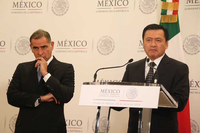 Gabino Cue Monteagudo, Gobernador de Oaxaca, acompañado de Secretario Gobernación, Miguel Ángel Osorio Chong, en conferencia de prensa en la que dieron detalles del enfrentamiento del domingo en Nochixtlán. Foto: Cuartoscuro.