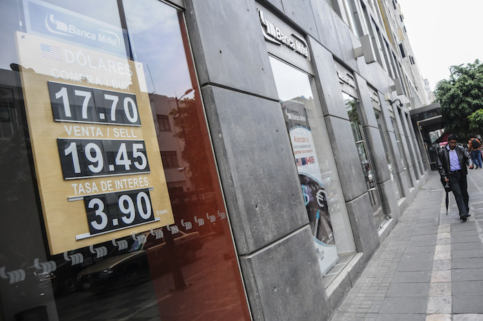 El viernes el dólar llegó hasta los 19.45 pesos en bancos. Foto: Cuartoscuro