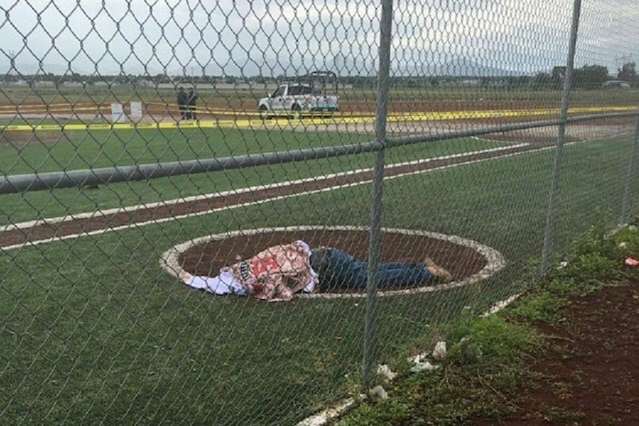 Sujetos armados llegaron al campo de béisbol luego de haber terminado un partido y dispararon con armas largas por varios minutos en contra de la multitud que se encontraba en el lugar y en contra de los jugadores. Foto: Especial.
