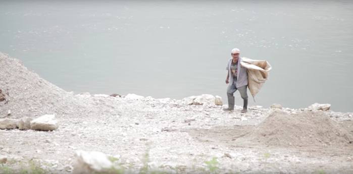 Esos días en el Arroyo Sal no sólo me dieron la lección de no usar pantalones cortos junto a un río, más importante, conocí a quienes frenaron un megaproyecto con el simple y poderoso mensaje de que el agua no se vende, porque es la vida misma. Imagen: Captura de pantalla del video La lucha por el Arroyo Sal, en Oaxaca. En defensa del agua y el territorio.