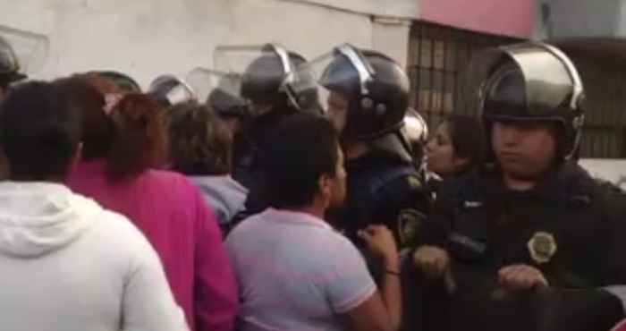 Los inconformes son vecinos de una predio que fue desalojado esta mañana en Peñón de los Baños. Foto: Captura de pantalla