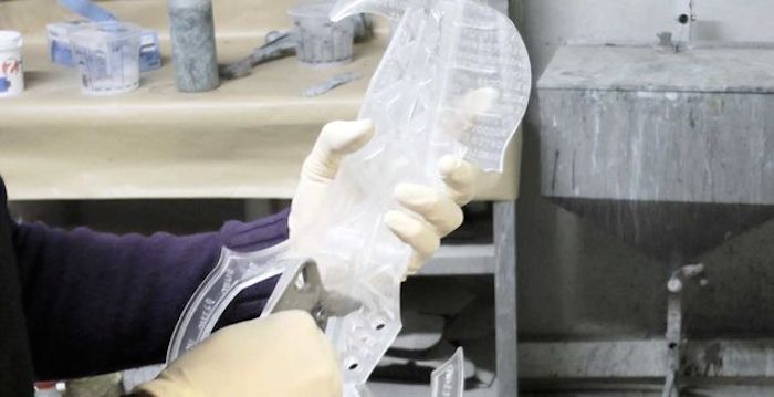 Después de la impresión, el 3DVarius recibe distintos tratamientos para conseguir un acabado perfecto. Foto: eldiario.es