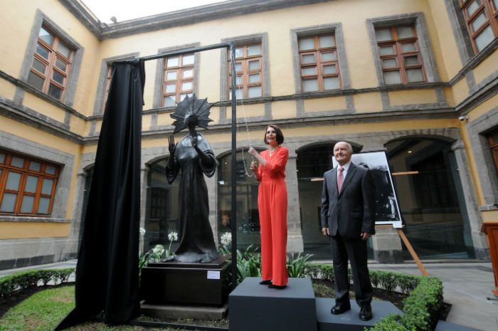 Donada por su hijo Pablo Weisz, la pieza de bronce (260 x 125x 82) quedará de manera permanente en este espacio “para evocar la esencia y la presencia de la artista”. Foto: Arturo López / Secretaría de Cultura