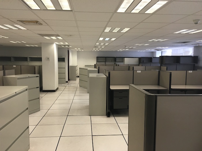 En una visita a las oficinas donde Martínez fue reubicada es visible que está en reparación, los escritorios están vacíos, no hay equipo de trabajo ni personal laborando allí. Foto: Univisión