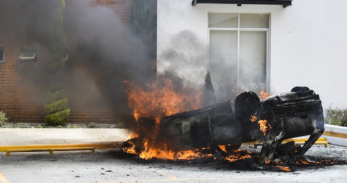 Un vehículo fue incendiado en la colonia los Héroes Chalco, al intentar linchar a tres hombres que asaltaban el lugar. Foto: Cuartoscuro